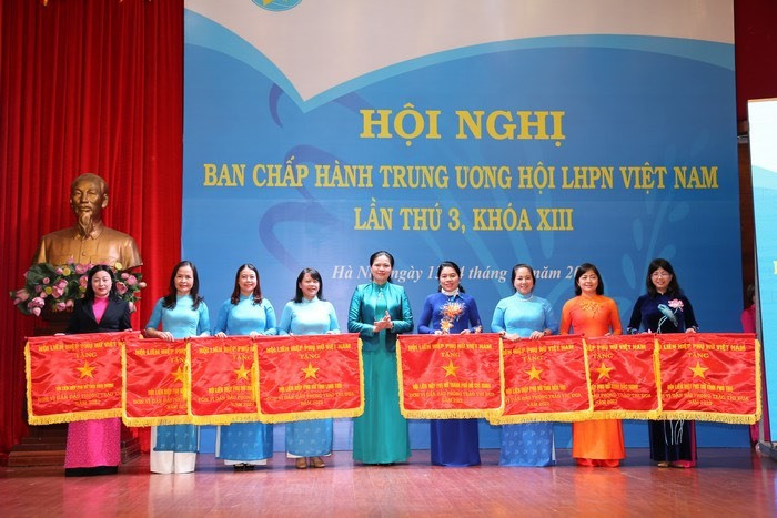 Hội LHPN tỉnh Quảng Nam nhận cờ dẫn đầu phong trào thi đua năm 2022 của Trung ương Hội LHPN Việt Nam. Ảnh: L.M