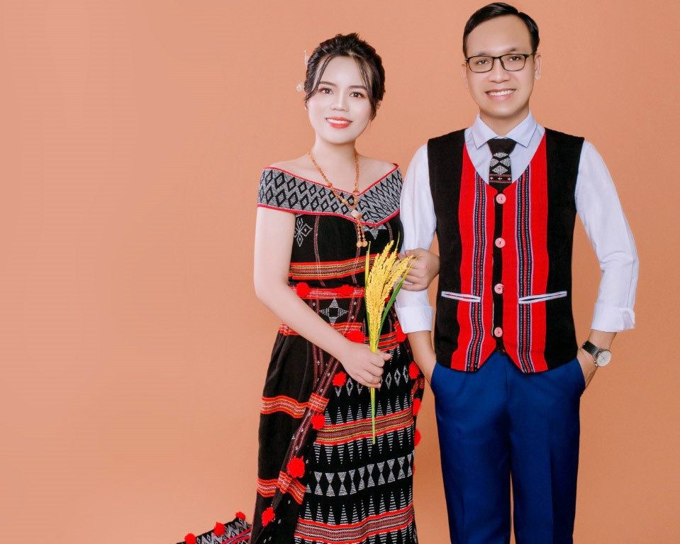 Sắc phục thổ cẩm Cơ Tu xuất hiện trong ảnh cưới của vợ chồng Ating Toàn. Ảnh: NVCC