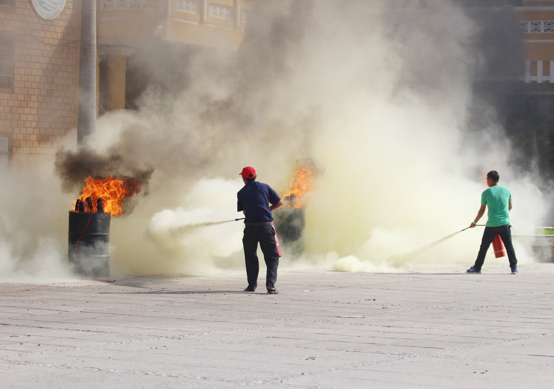 Các lực lượng trong một cuộc tham gia diễn tập phòng chống cháy nổ tại TP.Hội An. Ảnh: T.C