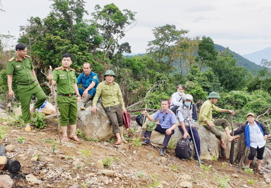 Đội kiểm tra liên ngành tổ chức kiểm tra rừng tại xã Bình Trị. Ảnh: Đ.Hiệp