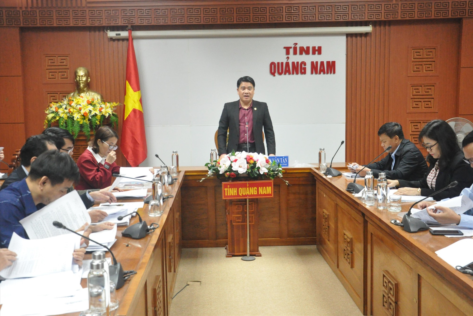 Phó Chủ tịch UBND tỉnh Trần Văn Tân chủ trì cuộc họp. Ảnh: X.P