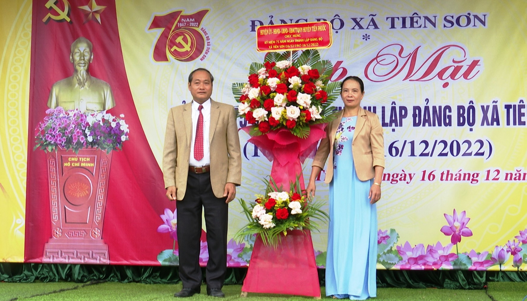 Phó Bí thư Thường trực Huyện ủy Tiên Phước Phan Văn Dương tặng hoa chúc mừng buổi gặp mặt kỷ niệm. ẢNh:N.HƯNG
