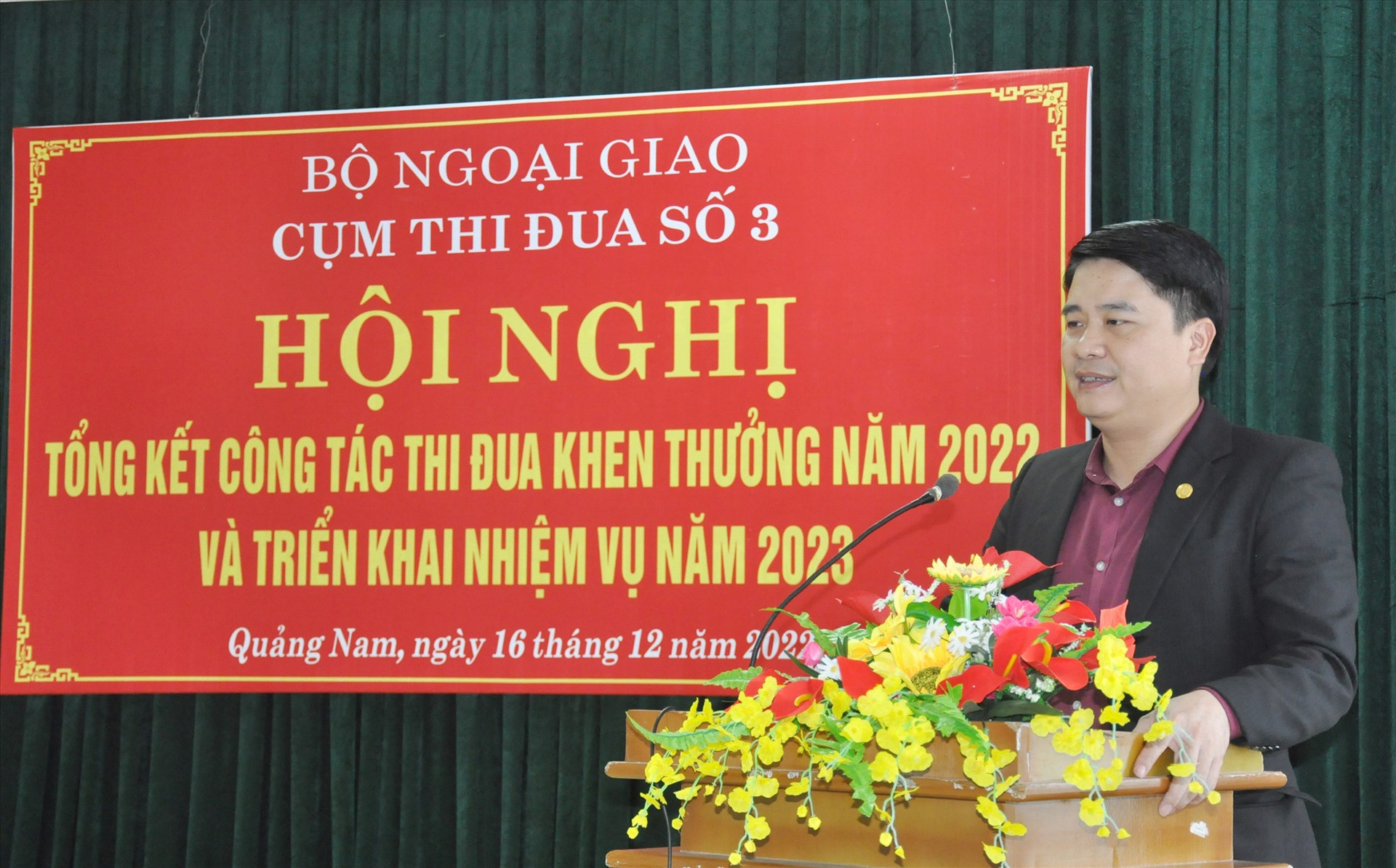 Phó Chủ tịch UBND tỉnh Trần Văn Tân đến dự và phát biểu tại hội nghị tổng kết công tác thi đua, khen thưởng các Sở Ngoại vụ thuộc Cụm thi đua số 3. Ảnh: N.Đ