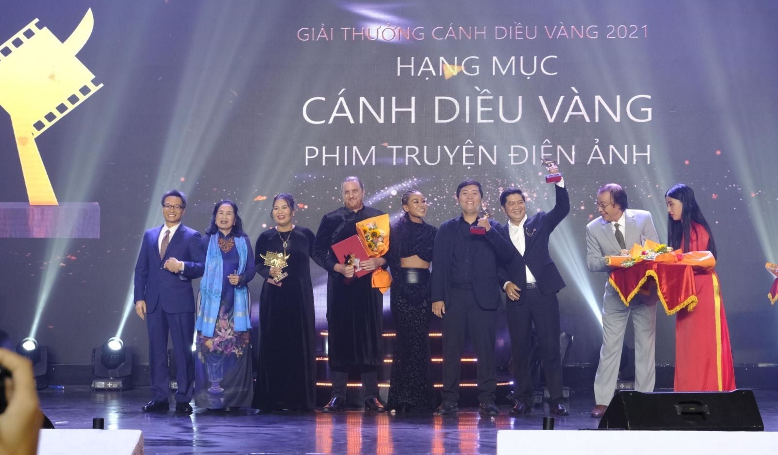 Phó Thủ tướng Vũ Đức Đam trao giải Cánh Diều Vàng cho các tác phẩm, nghệ sĩ, người làm phim xuất sắc năm 2021. Ảnh Đặng Tuấn/TTXVN