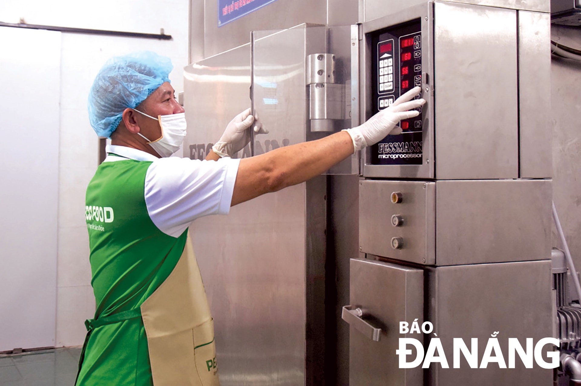 Công nhân Công ty TNHH Peco Food đang vận hành thiết bị vừa được đầu tư từ nguồn vốn khuyến công. Ảnh: QUỲNH TRANG