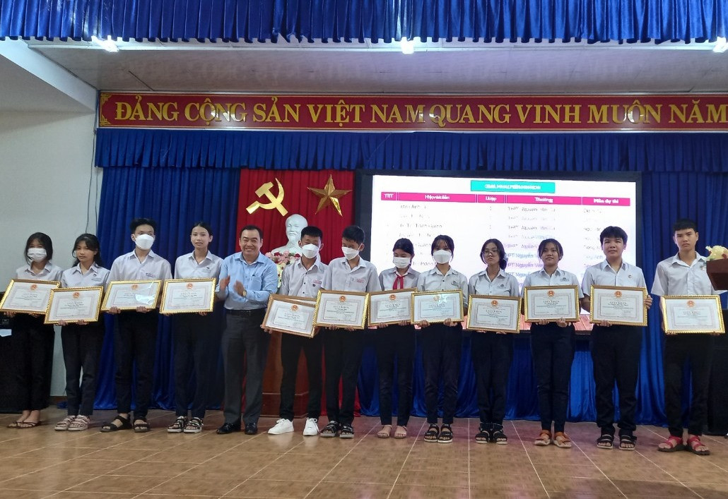 Huyện Quế Sơn tuyên dương, khen thưởng học sinh đoạt giải trong các kỳ thi học sinh giỏi cấp tỉnh năm học 2021-2022. Ảnh DT