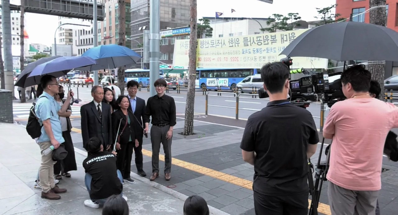Họp báo trên đường phố Seoul.