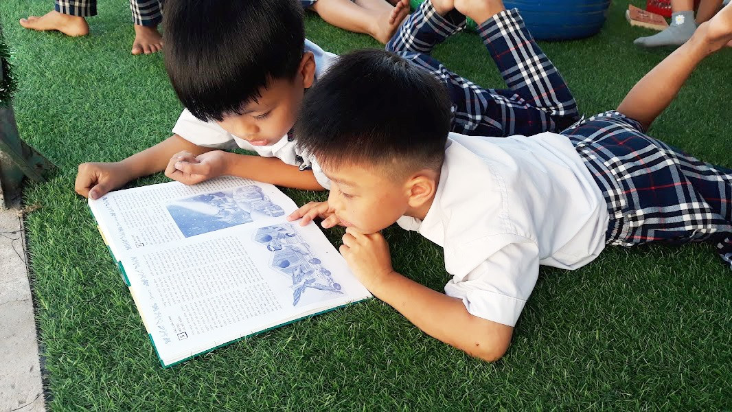 Học sinh đọc sách trong giờ giải lao.