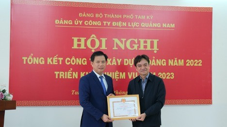 Lãnh đạo Thành ủy Tam Kỳ tặng giấy khen hoàn thành xuất sắc nhiệm vụ năm 2022 cho Đảng bộ Công ty Điện lực Quảng Nam