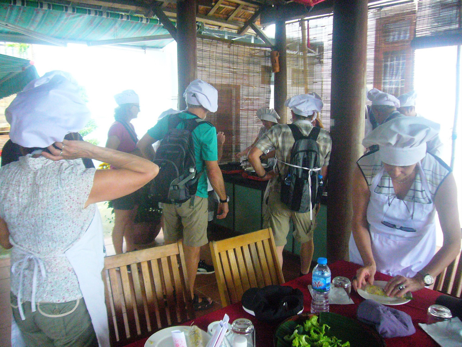 Du khách tham gia học nấu ăn với người dân làng rau Trà Quế, xã Cẩm Hà, TP.Hội An.