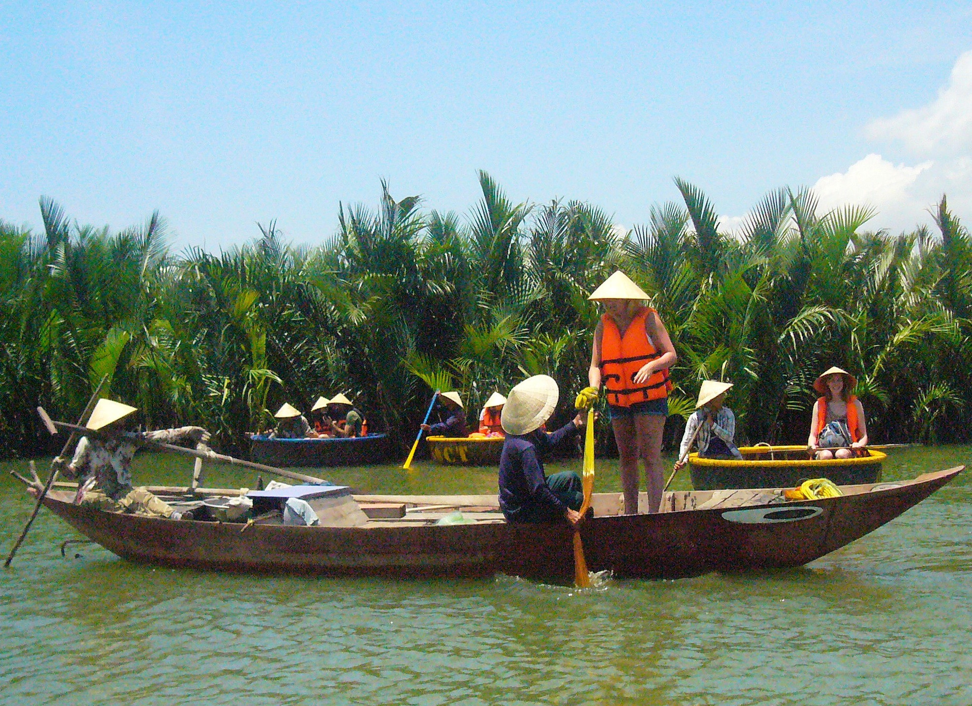 Du khách tham quan rừng dừa Bảy Mẫu và trải nghiệm đời sống người dân vùng sông nước Cẩm Thanh, TP.Hội An.