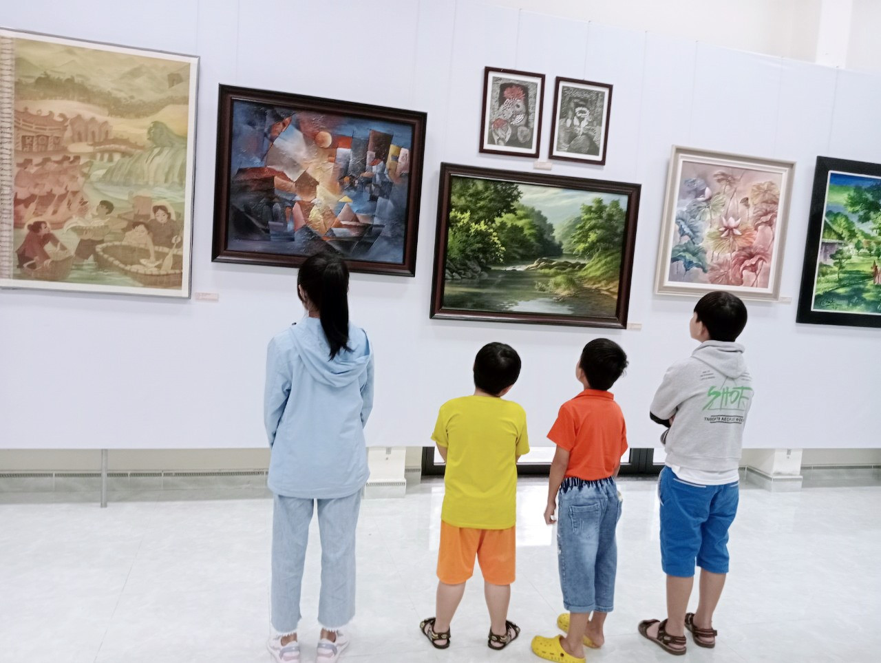 Triển lãm “Quảng Nam - Miền di sản” thu hút sự chú ý của nhiều thế hệ cư dân Tam Kỳ.