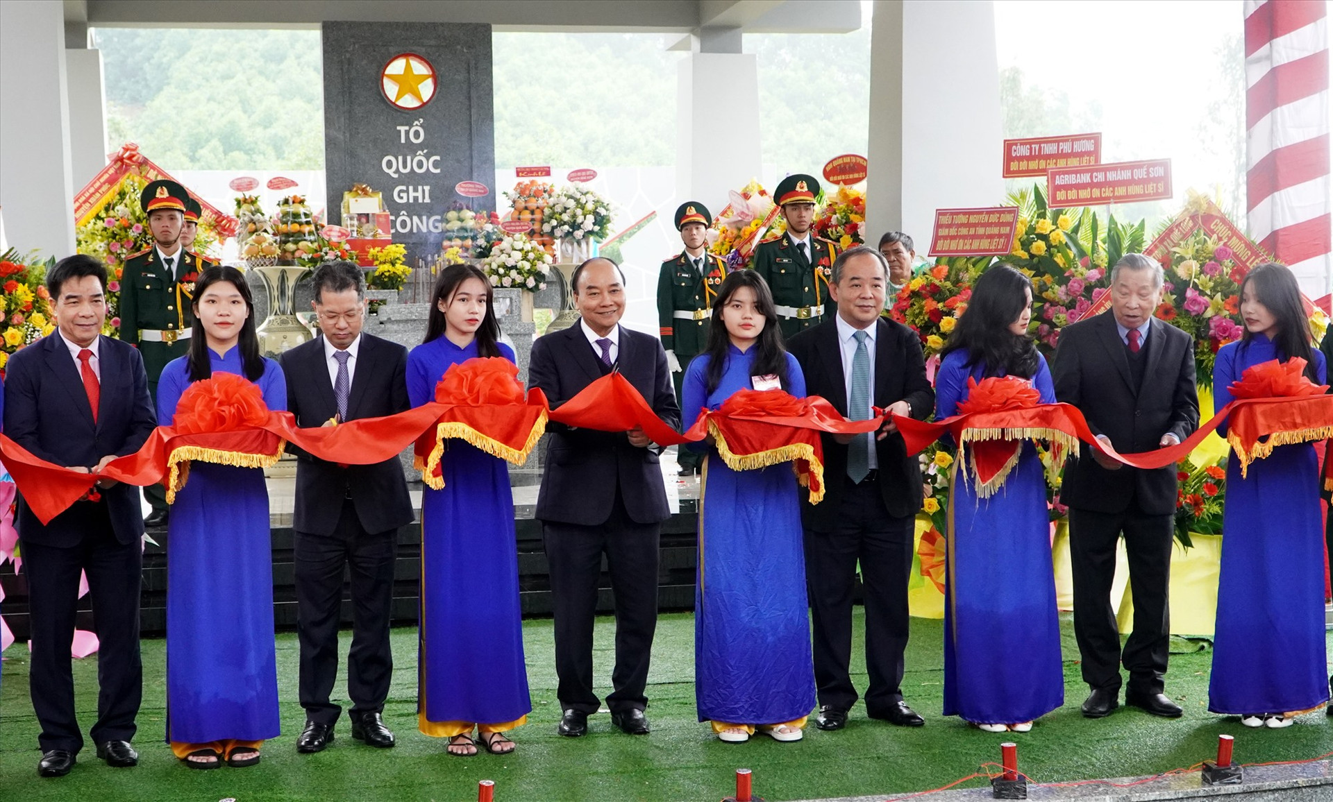 Chủ tịch nước Nguyễn Xuân Phúc cắt băng khánh thành Khu tưởng niệm Hòn Tàu - Đèo Le. Ảnh: HỒ QUÂN