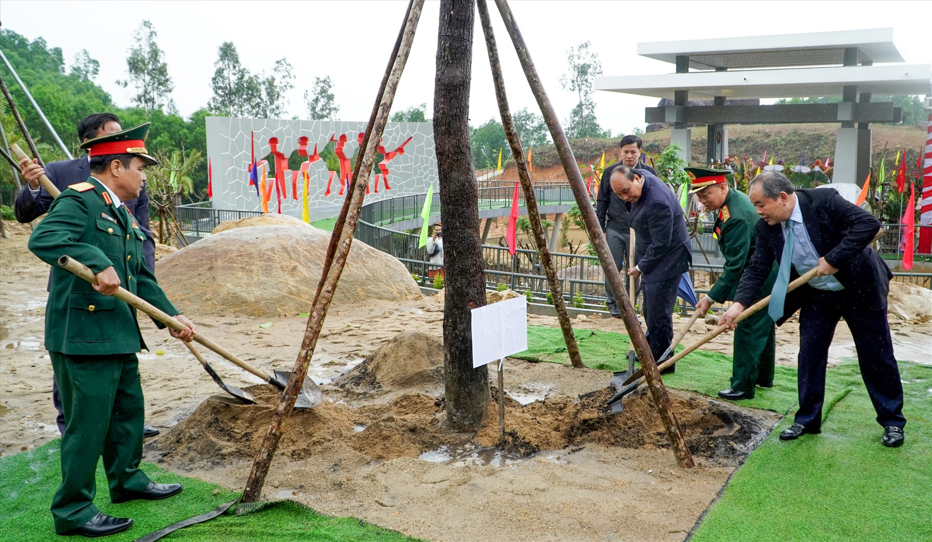 Chủ tịch nước Nguyễn Xuân Phúc trồng cây tưởng niệm trong khu lưu niệm. Ảnh: HỒ QUÂN