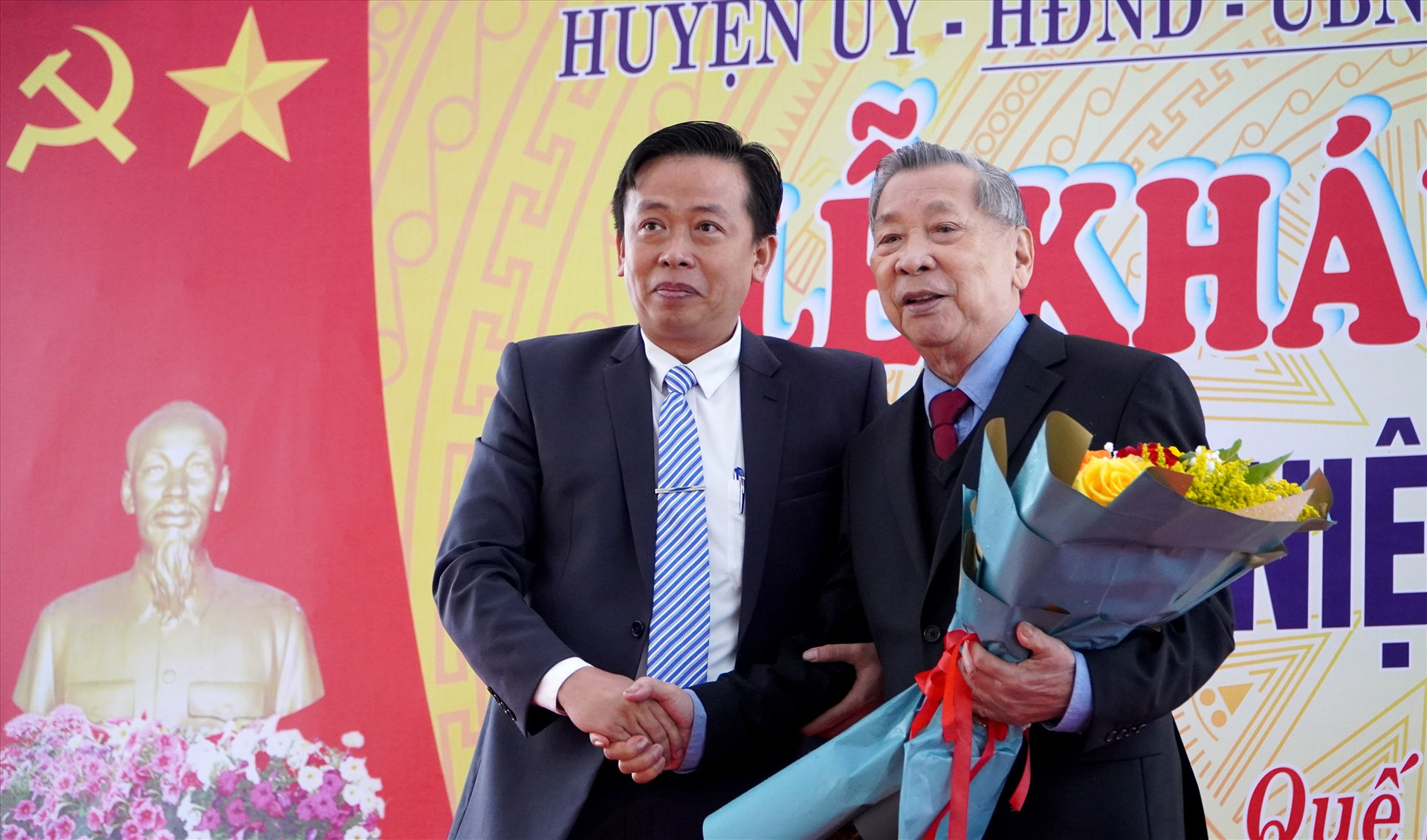 Huyện Quế Sơn tặng hoa chúc mừng ông Nguyễn Quốc Dũng. Ảnh: HỒ QUÂN