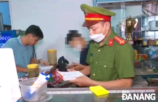 Đội Cảnh sát hình sự Công an quận Liên Chiểu triệt phá tụ điểm đánh bạc dưới hình thức cá độ bóng đá tại quán cà phê Cu Nhỏ (số 639 Âu Cơ, phường Hòa Khánh Bắc) do Huỳnh Xuân Tuấn (SN 1994, trú phường Hòa Khánh Bắc) tổ chức. Ảnh: ĐẮC MẠNH