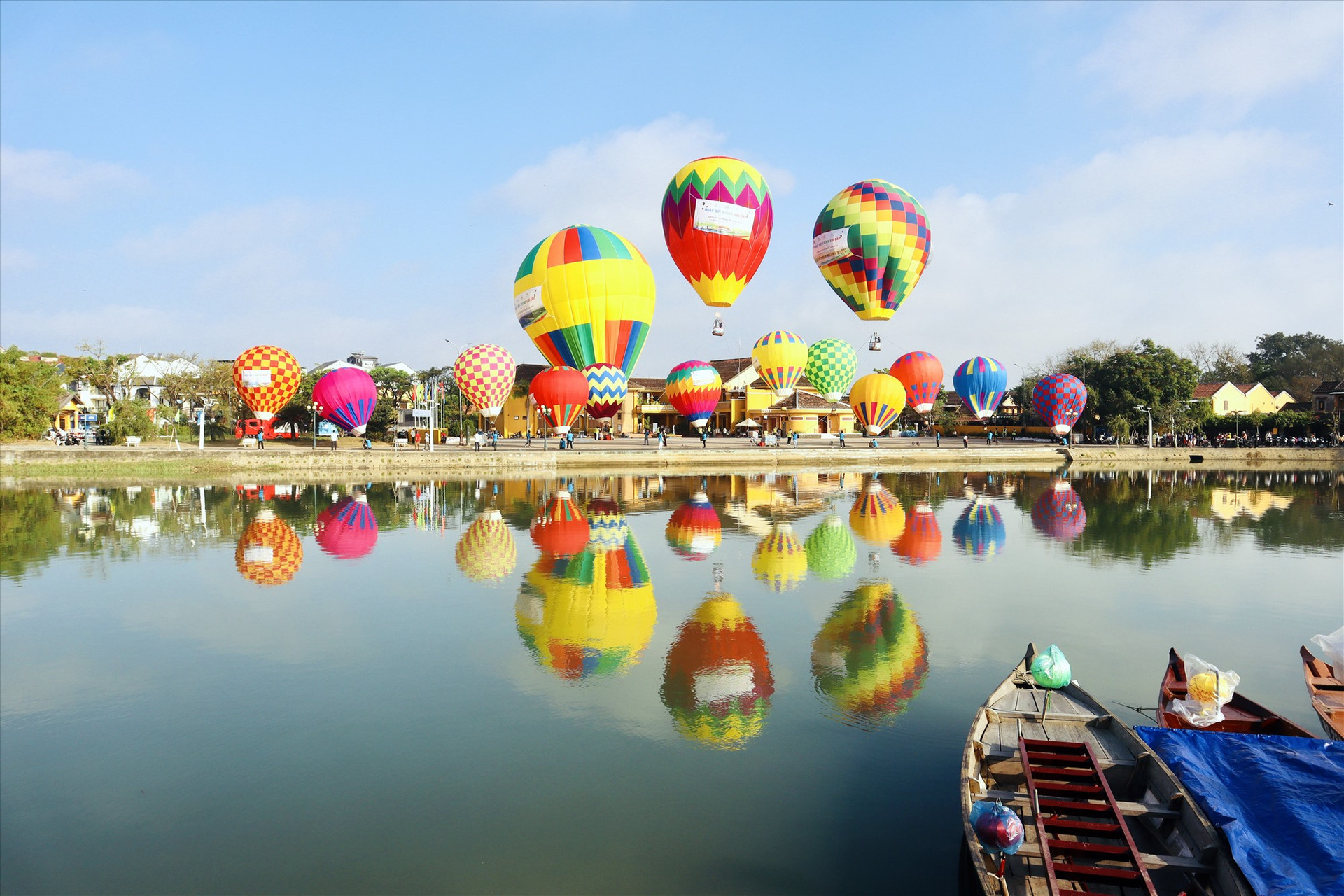Nhiều sự kiện lần đầu diễn ra ở Quảng Nam mang lại sự hào hứng lớn với cộng đồng và du khách. TRONG ẢNH: Ngày hội khinh khí cầu diễn ra ở Hội An vào tháng 3/2022. Ảnh: Q.T