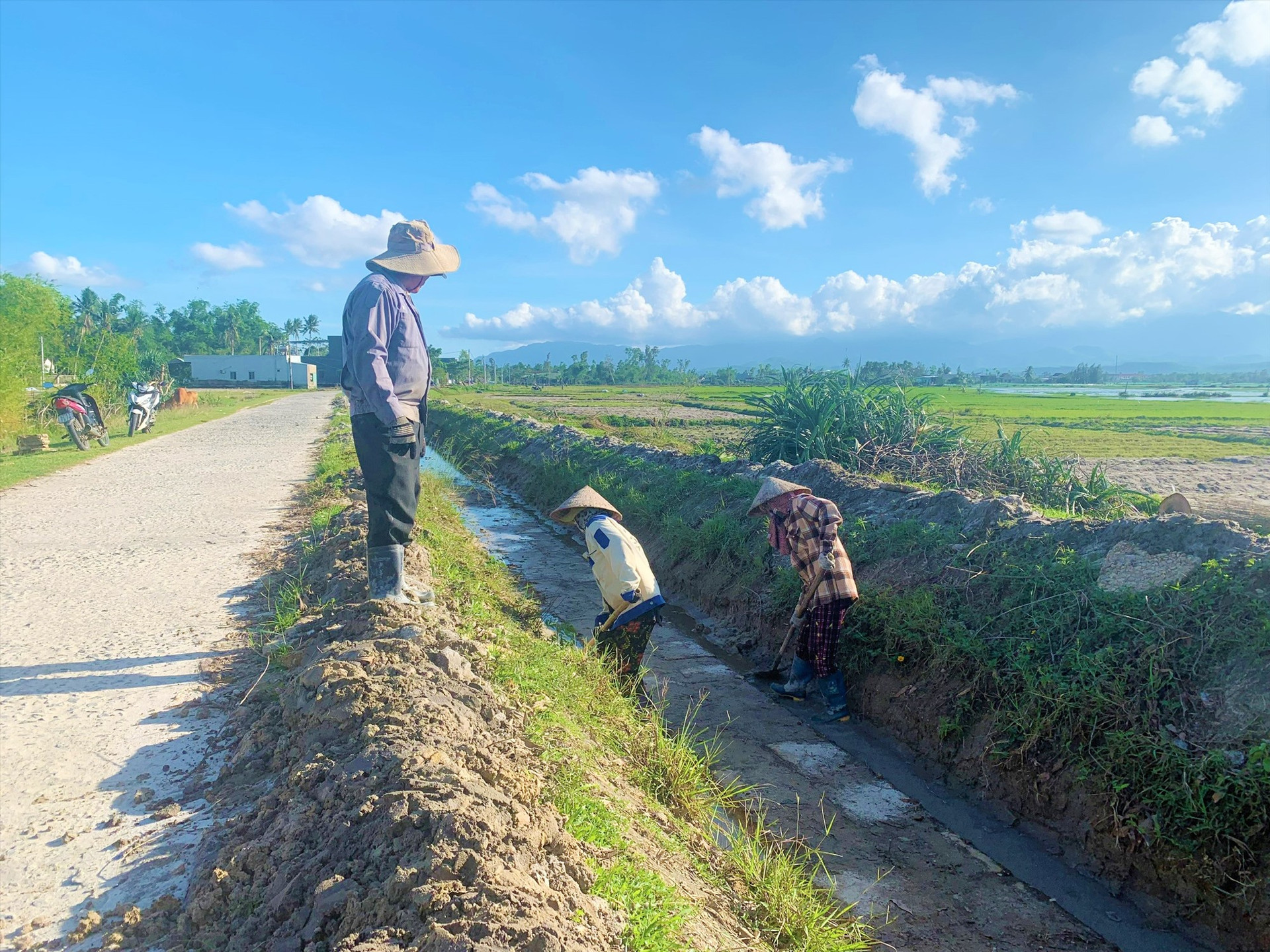 Người dân xã Tam Hòa dọn vệ sinh, làm mới kênh mương nội đồng để lấy nước phục vụ gieo sạ. Ảnh: T.Q