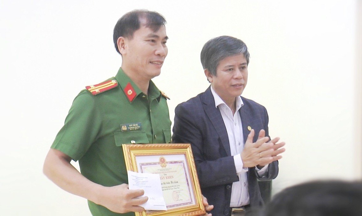 Chủ tịch UBND huyện Võ Văn Hùng trao Giấy khen cho Trưởng công an thị trấn Hà Lam. Ảnh: Đ.Hiệp
