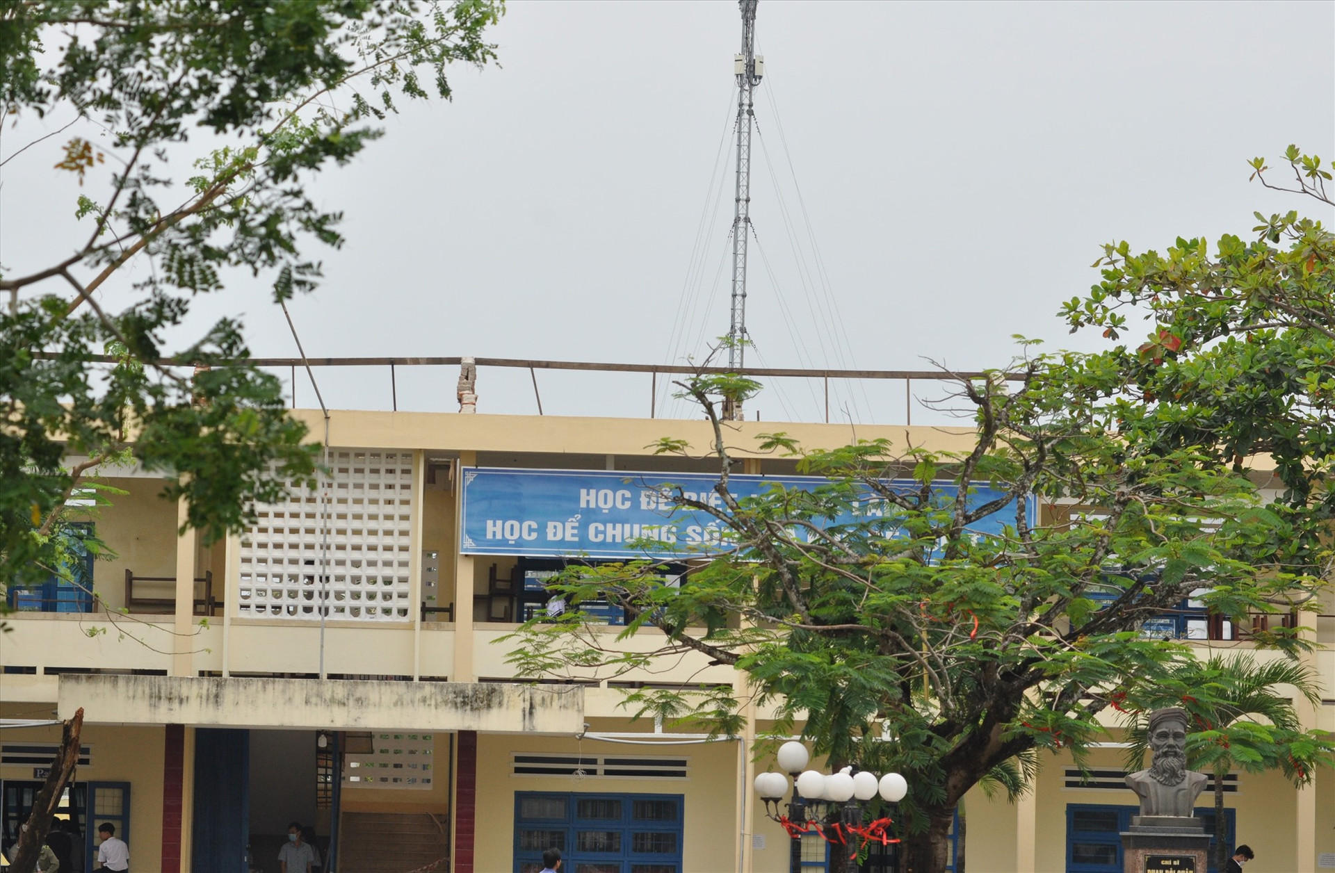 Các phòng học bị tốc mái của Trường THPT Phan Bội Châu vẫn chờ được khắc phục. Ảnh: X.P