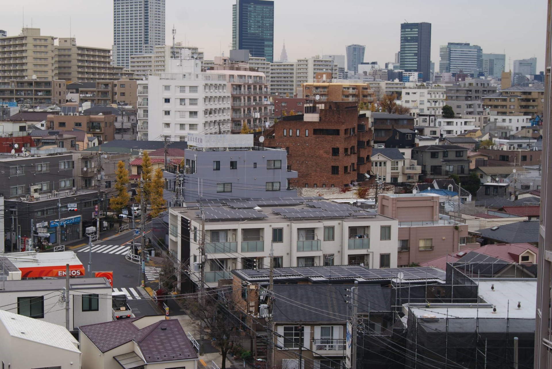 Các tấm pin mặt trời trên mái nhà ở phường Meguro, Tokyo.