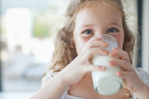 Nạp đủ lượng sữa theo từng giai đoạn giúp con tăng trưởng chiều cao, cân nặng tốt hơn.