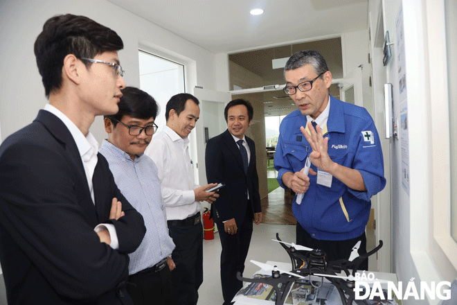 Việc hợp tác đào tạo giữa nhà trường và doanh nghiệp góp phần thúc đẩy chất lượng nguồn nhân lực của thành phố. TRONG ẢNH: Chuyên gia Nhật Bản giới thiệu Trung tâm Nghiên cứu và Phát triển Fujikin Đà Nẵng. Ảnh: NGỌC HÀ