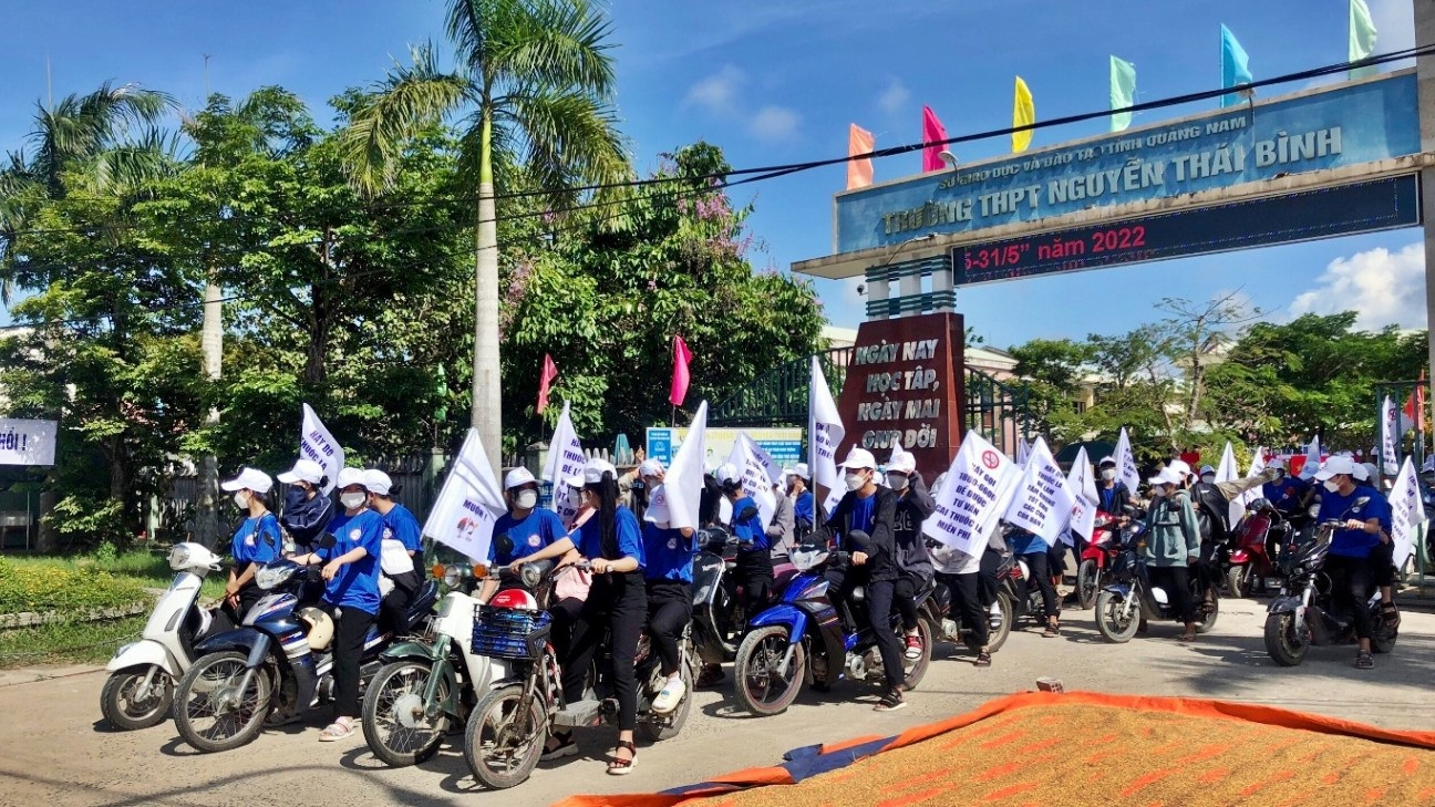 Học sinh trường THPT Nguyễn Thái Bình mít tinh tuyên truyền phòng chống tác hại thuốc lá. Ảnh: H.Đ