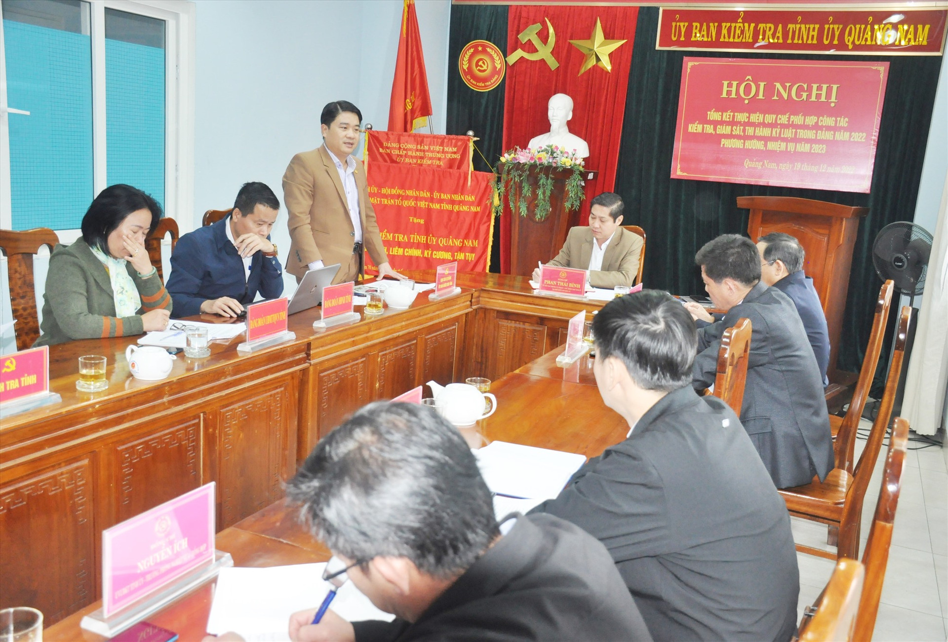 Phó Chủ tịch UBND tỉnh Trần Văn Tân - Phó Bí thư Ban cán sự đảng UBND tỉnh phát biểu thảo luận tại hội nghị. Ảnh: N.Đ