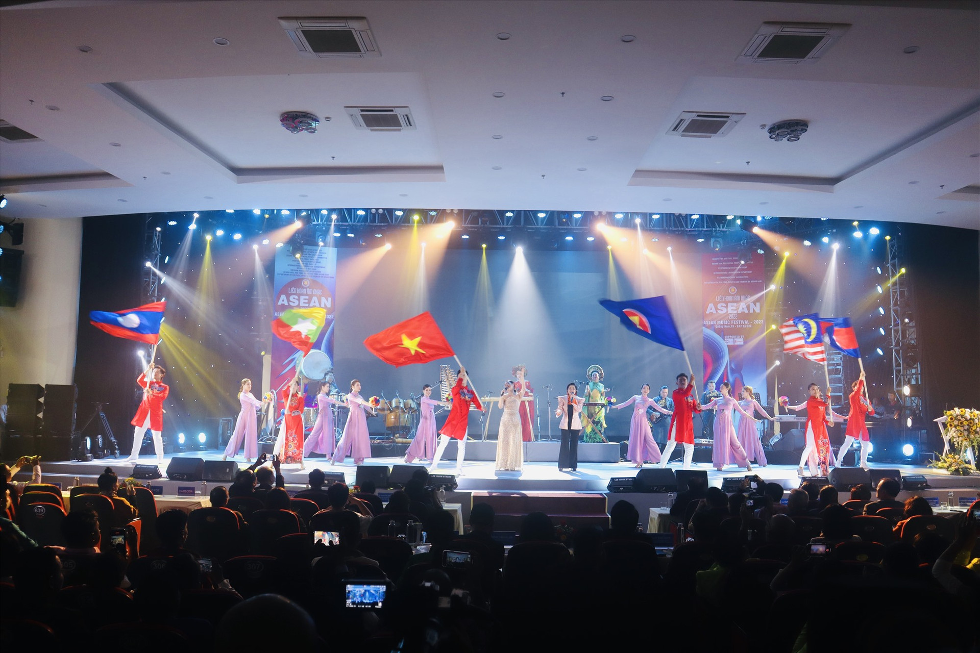 Liên hoan có sự tham gia của 14 đoàn nghệ thuật đến từ 5 nước thành viên ASEAN. Ảnh: Q.T