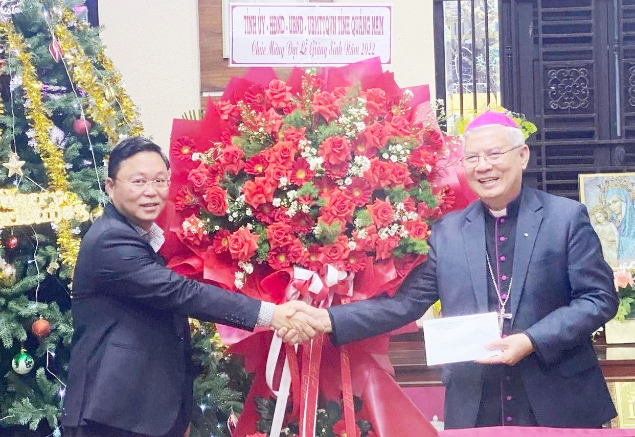 Chủ tịch UBND tỉnh Lê Trí Thanh tặng hoa chúc mừng Giáng sinh Tòa Giám mục Giáo phận Đà Nẵng. Ảnh: K.L