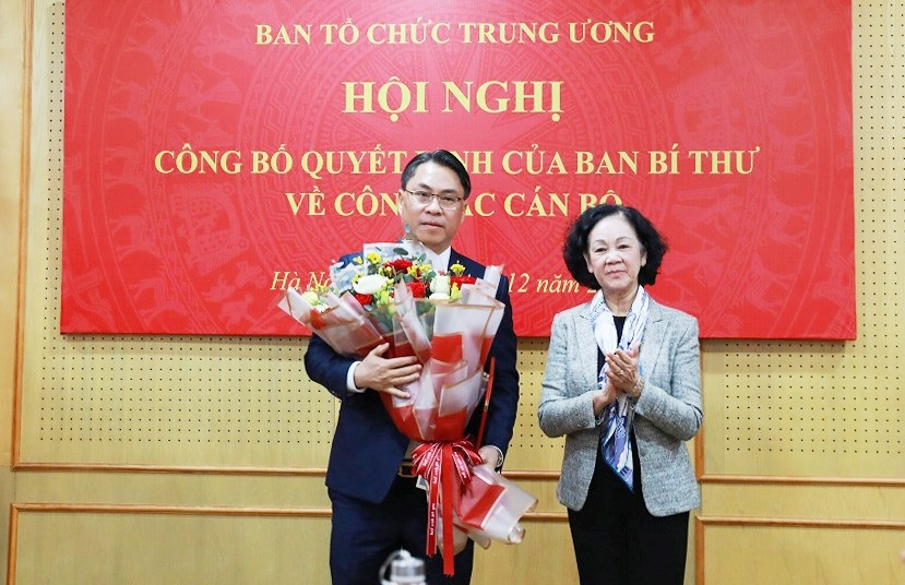 Đồng chí Trương Thị Mai trao Quyết định và tặng hoa chúc mừng tân Phó Trưởng ban Phan Thăng An.