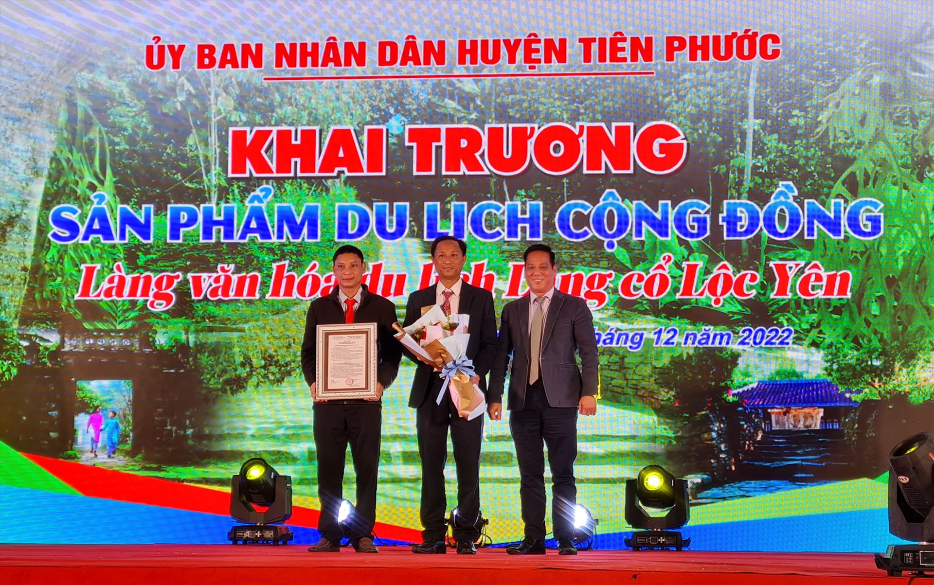 Lãnh đạo Sở VH-TT&DL trao quyết định công nhận sản phẩm du lịch cộng đồng Làng văn hóa du lịch Lộc Yên. Ảnh: D.L