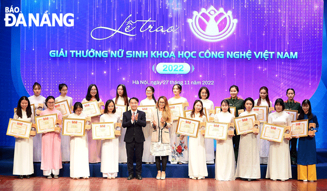 Đỗ Thị Ngọc Hằng (hàng đầu, thứ tư bên phải sang) và Trần Hà Bảo Thi (hàng sau, thứ tư bên phải sang) xuất sắc nhận giải thưởng “Nữ sinh khoa học công nghệ Việt Nam” năm 2022 do Trung ương Đoàn TNCS Hồ Chí Minh phối hợp Bộ Khoa học và Công nghệ tổ chức ngày 27-11. Ảnh. PV