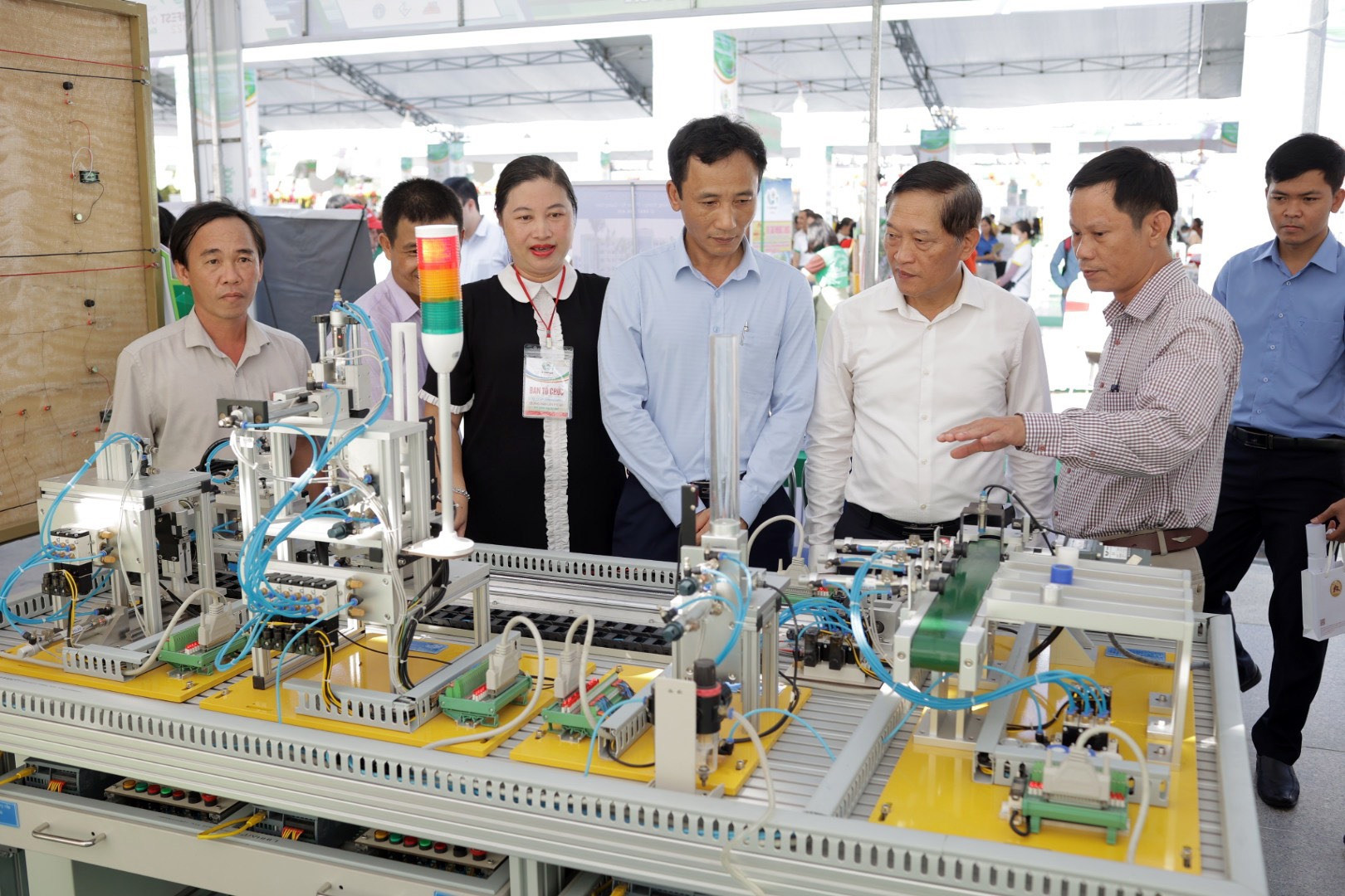 Lãnh đạo Bộ KH&CN và Sở KH&CN tỉnh Quảng Nam tham quan gian trưng bày, giới thiệu sản phẩm của Trường Cao đẳng Quảng Nam tại sự kiện Techfest Quang Nam 2022. Ảnh: V.A