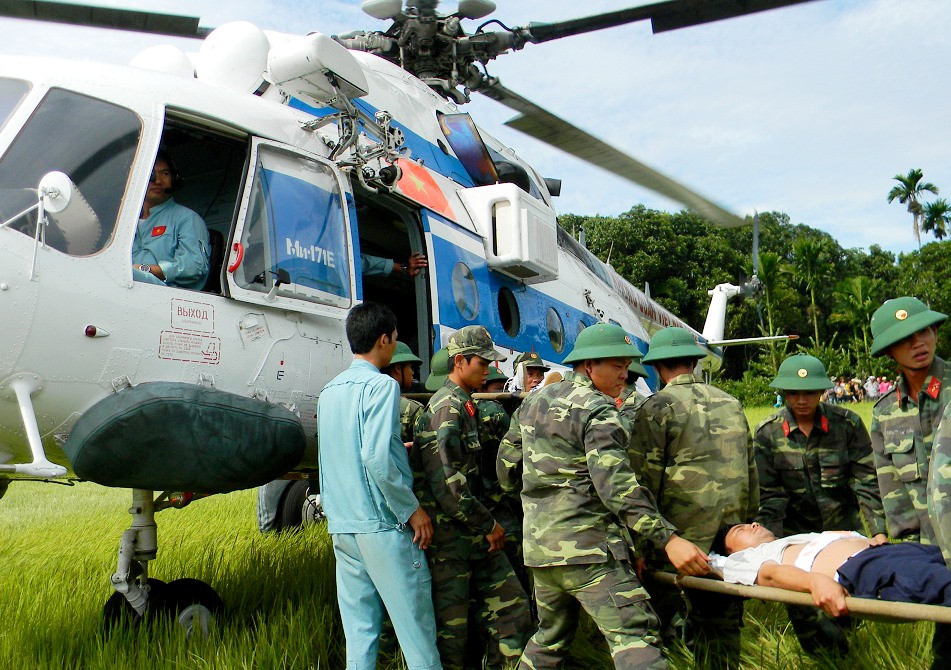 Trực thăng tham gia diễn tập ứng phó động đất tại Bắc Trà My tháng 8/2013. Ảnh: T.C