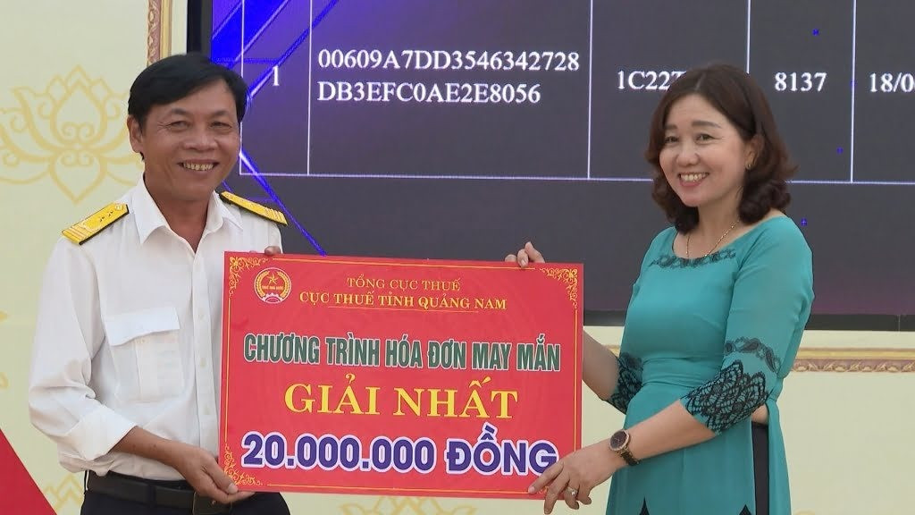 Anh gửi Ảnh Cục trưởng Nguyễn văn Tiếp trao thưởng cho người trúng thưởng giải Nhất chương trình Hóa đơn may mắn quý II/2022.