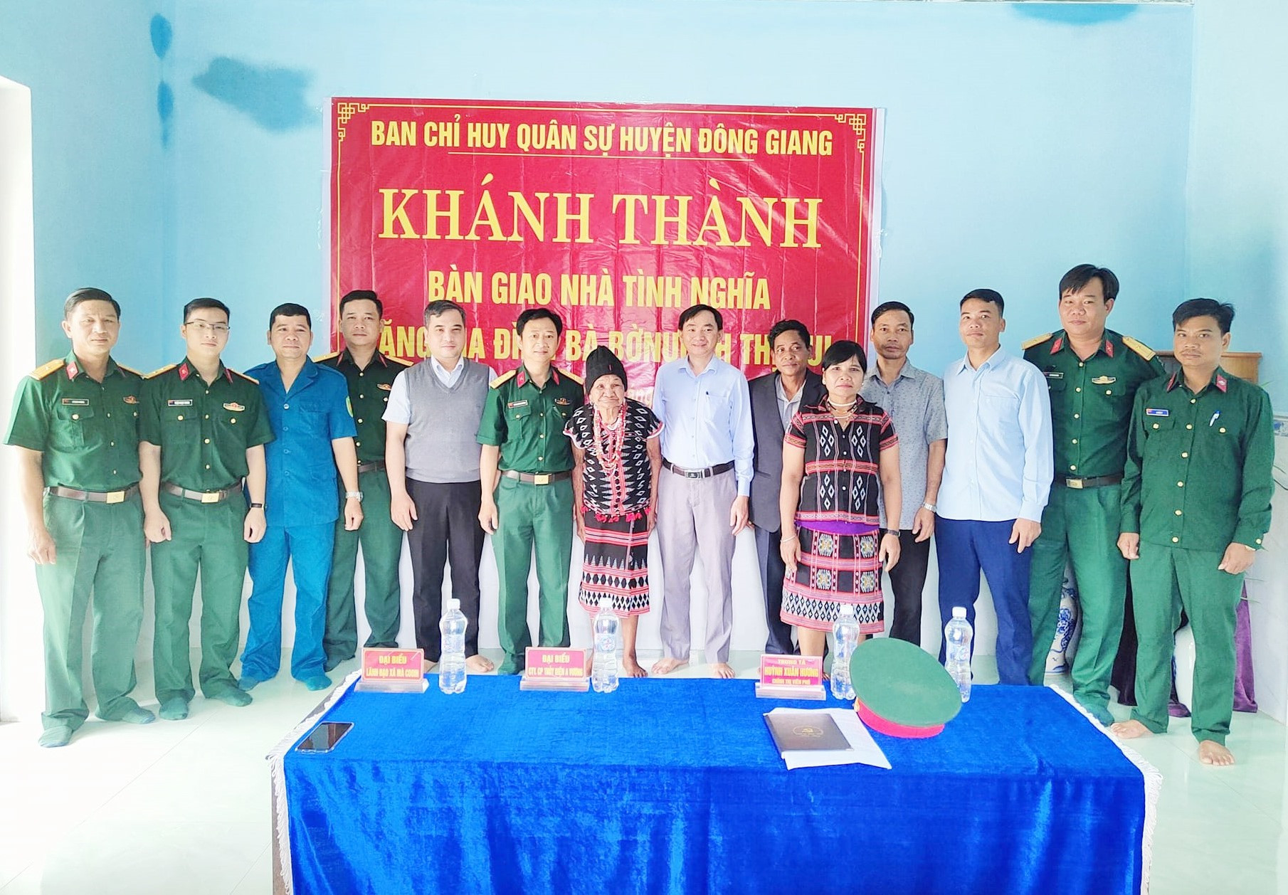 Gia đình bà Bh’nướch Thị Rui cùng đại biểu chụp ảnh lưu niệm trong ngày bàn giao nhà tình nghĩa. Ảnh: ALĂNG NGƯỚC