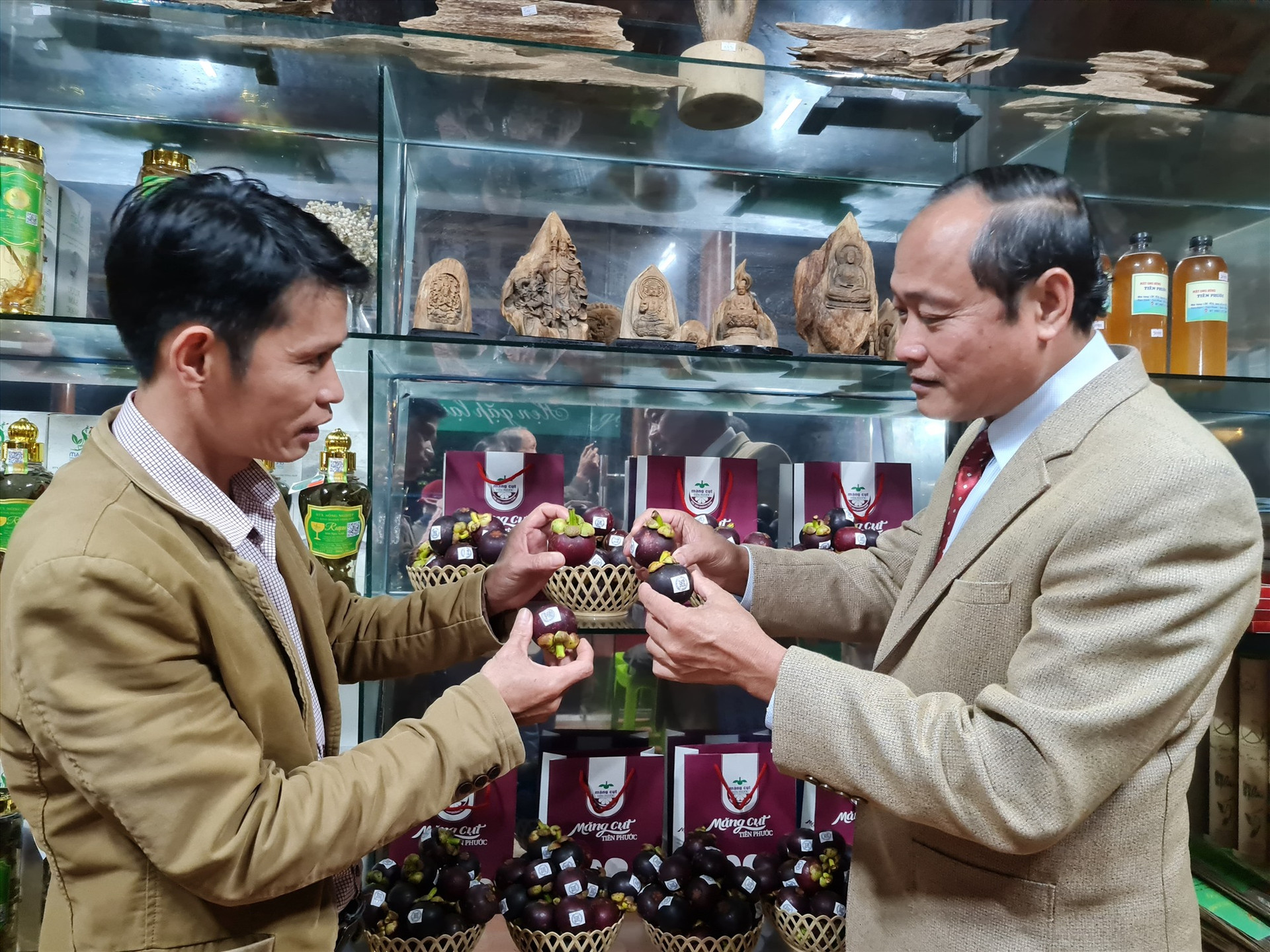 Trái măng cụt Tiên Phước được giới thiệu tại lễ ra mắt làng du lịch cộng đồng Lộc Yên. Ảnh: D.L