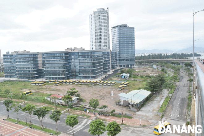 Khu đất ở góc đường Như Nguyệt và đường dẫn lên cầu Thuận Phước sắp được đưa vào đấu giá để kêu gọi đầu tư. Ảnh: HOÀNG HIỆP