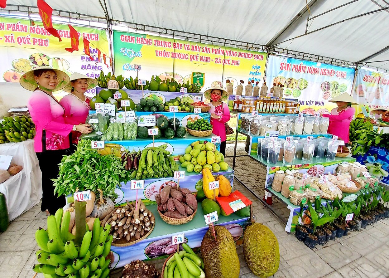 Thời gian qua, ngành liên quan và chính quyền các cấp của huyện Quế Sơn tích cực hỗ trợ nông dân quảng bá, tiêu thụ sản phẩm nông nghiệp. Ảnh: N.T