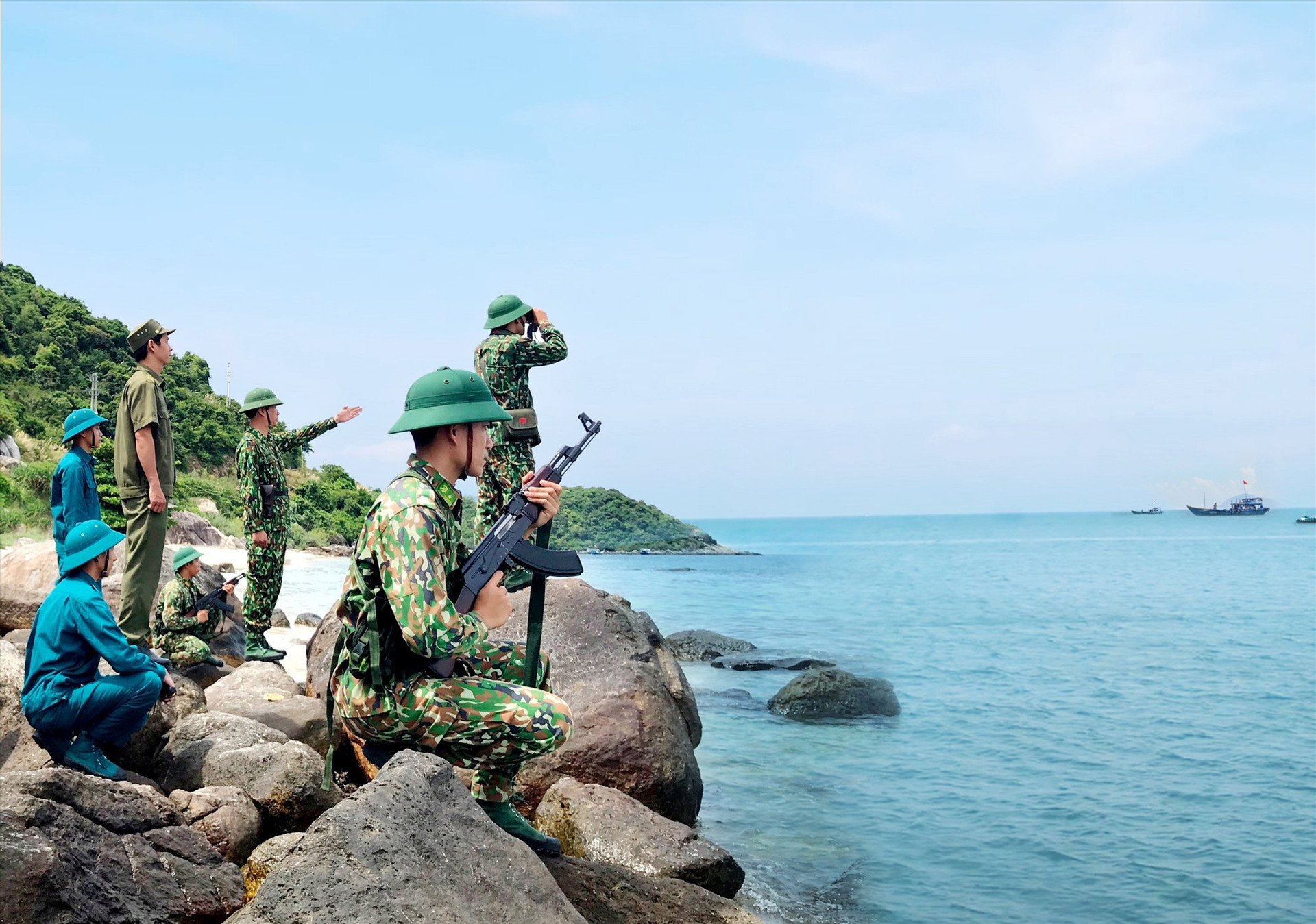 Cán bộ, chiến sĩ Đồn Biên phòng Cù Lao Chàm phối hợp tuần tra tuyến biên giới biển. Ảnh: N.A
