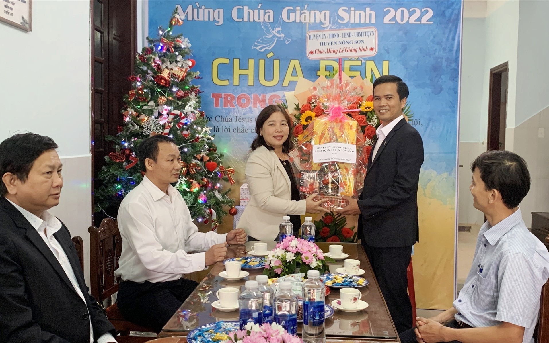 Lãnh đạo huyện Nông Sơn tặng hoa chúc mừng nhân dịp giáng sinh năm 2022. Ảnh MINH THÔNG