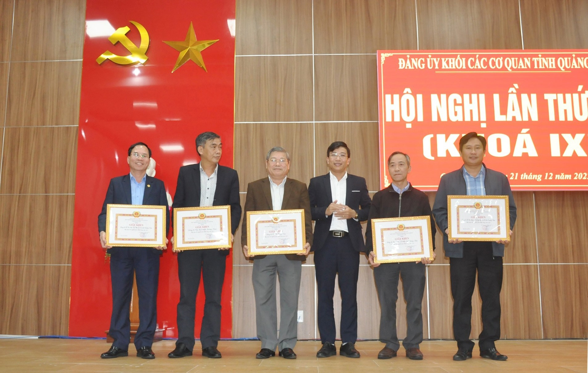 Phó Bí thư Đảng ủy Khối các cơ quan tỉnh Nguyễn Xuân Đức tặng Giấy khen cho 5 TCCSĐ hoàn thành tốt nhiệm vụ phát triển đảng viên năm 2022. Ảnh: N.Đ