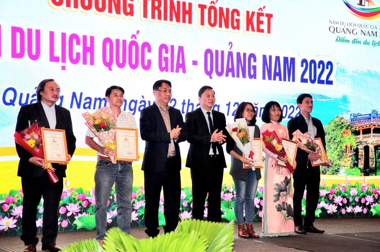 Lãnh đạo Ban Tổ chức Trung ương và UBND tỉnh Quảng Nam trao giải Nhất cho các tác giả. Ảnh: VINH ANH