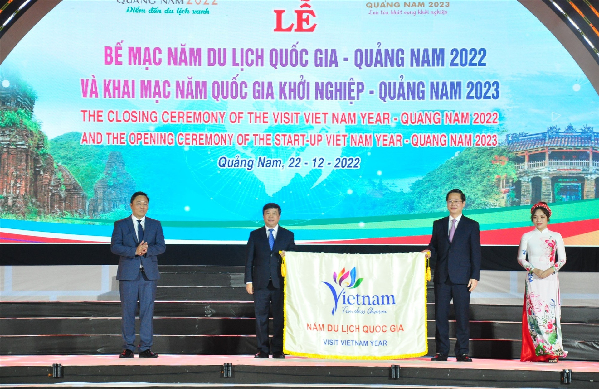 Quảng Nam trao cờ đăng cai Năm Du lịch Quốc gia 2023 cho tỉnh Bình Thuận.