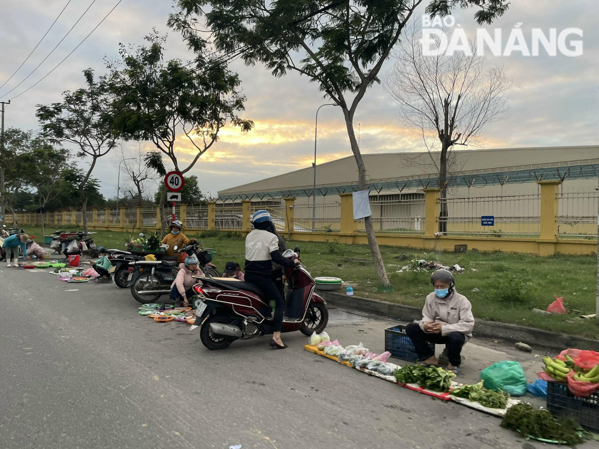 Cảnh mua bán, dừng đỗ xe dưới lòng đường gây mất an toàn giao thông, tiềm ẩn nguy cơ mất an toàn vệ sinh trên tuyến đường Mê Linh. Ảnh: X.HẬU