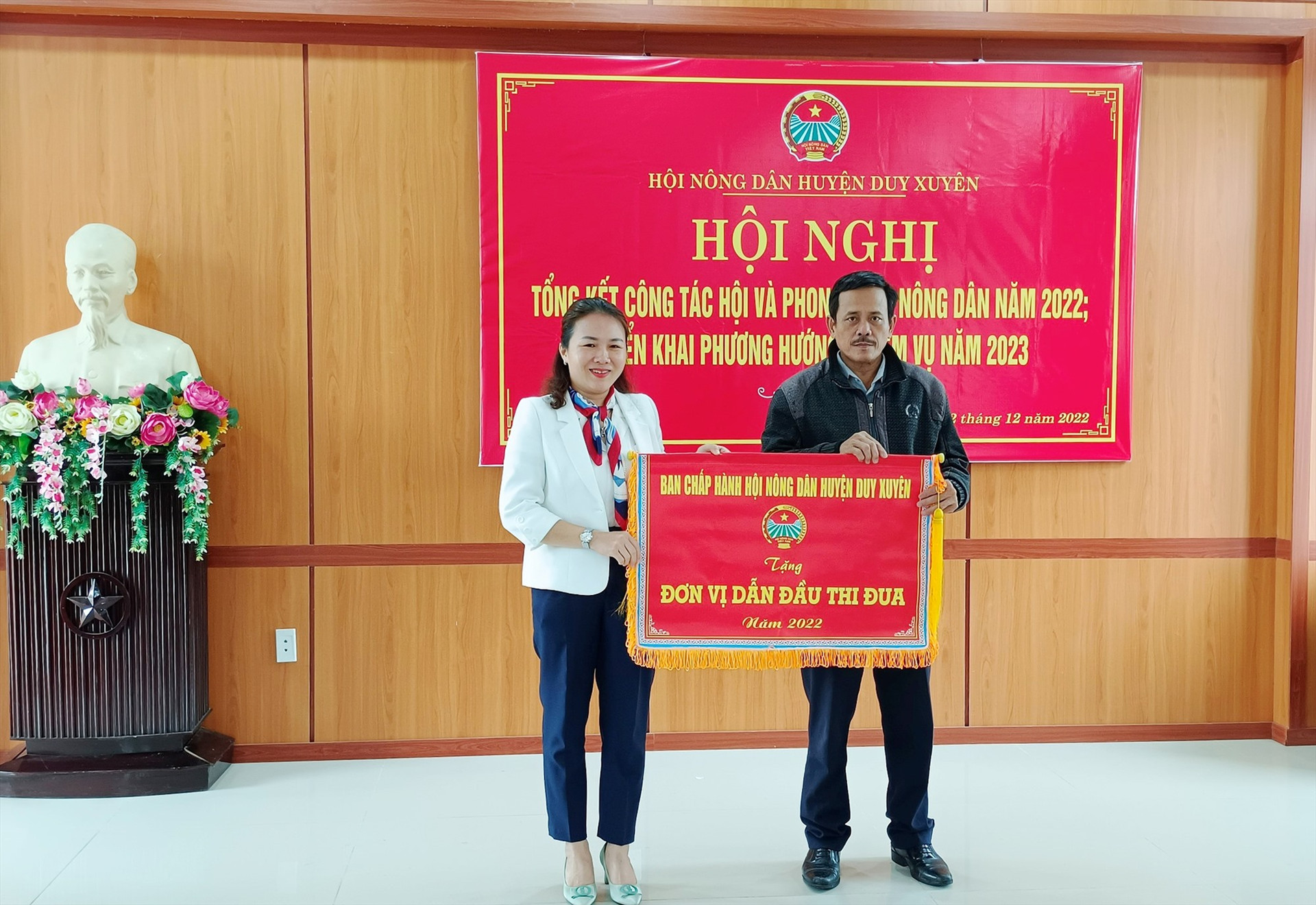 Hội nông dân huyện tặng cờ dẫn đầu phong trào thi đua cho hội nông dân xã Duy Tân