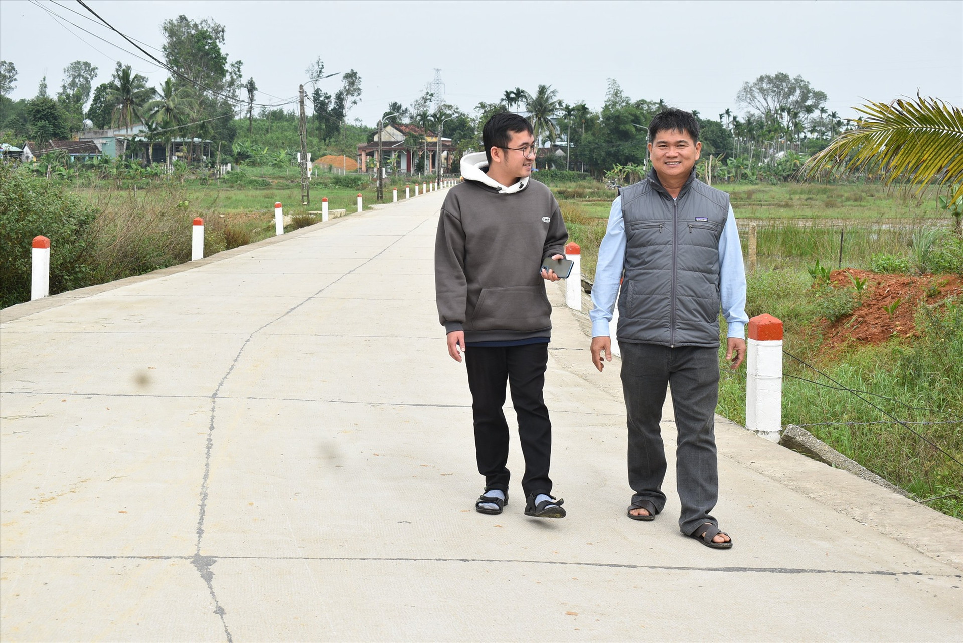Đây là con đường bê tông ông Phong vận động nhân dân hiến đất để mở đường làng thông thoáng, rộng 9m. Ảnh: Q.H.H