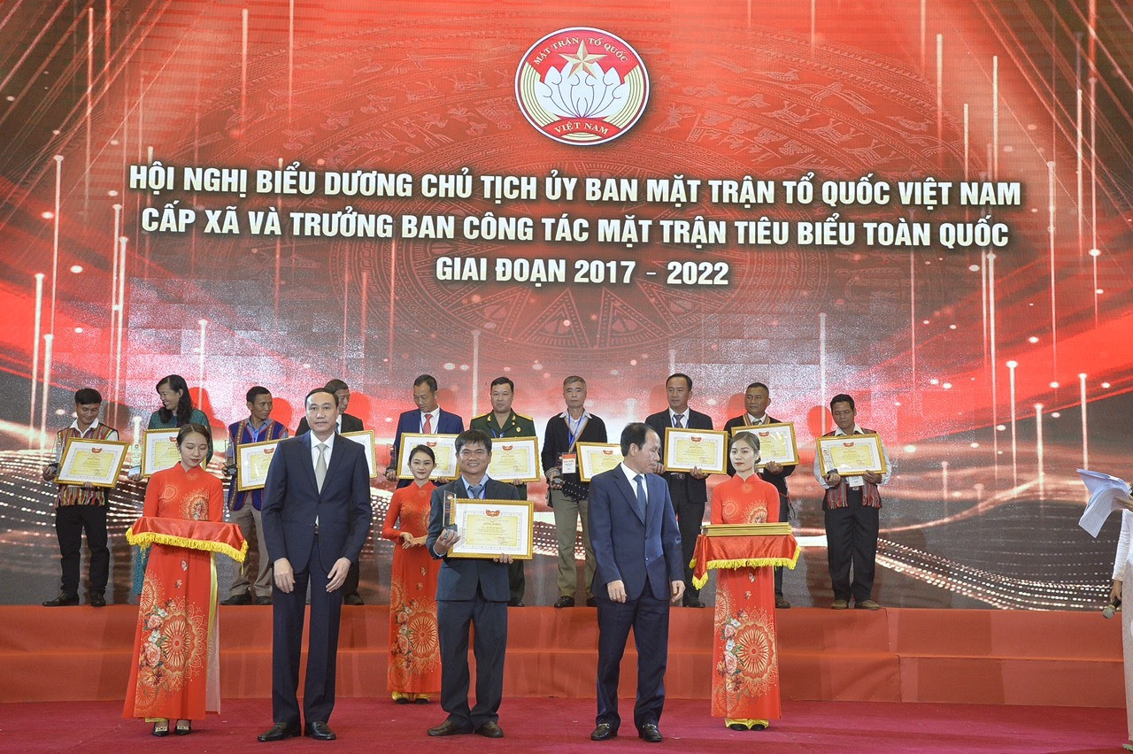 ÔNG Phong tại lễ nhận Bằng khen của Ủy ban Trung ương Mặt trận Tổ quốc Việt Nam. NVCC